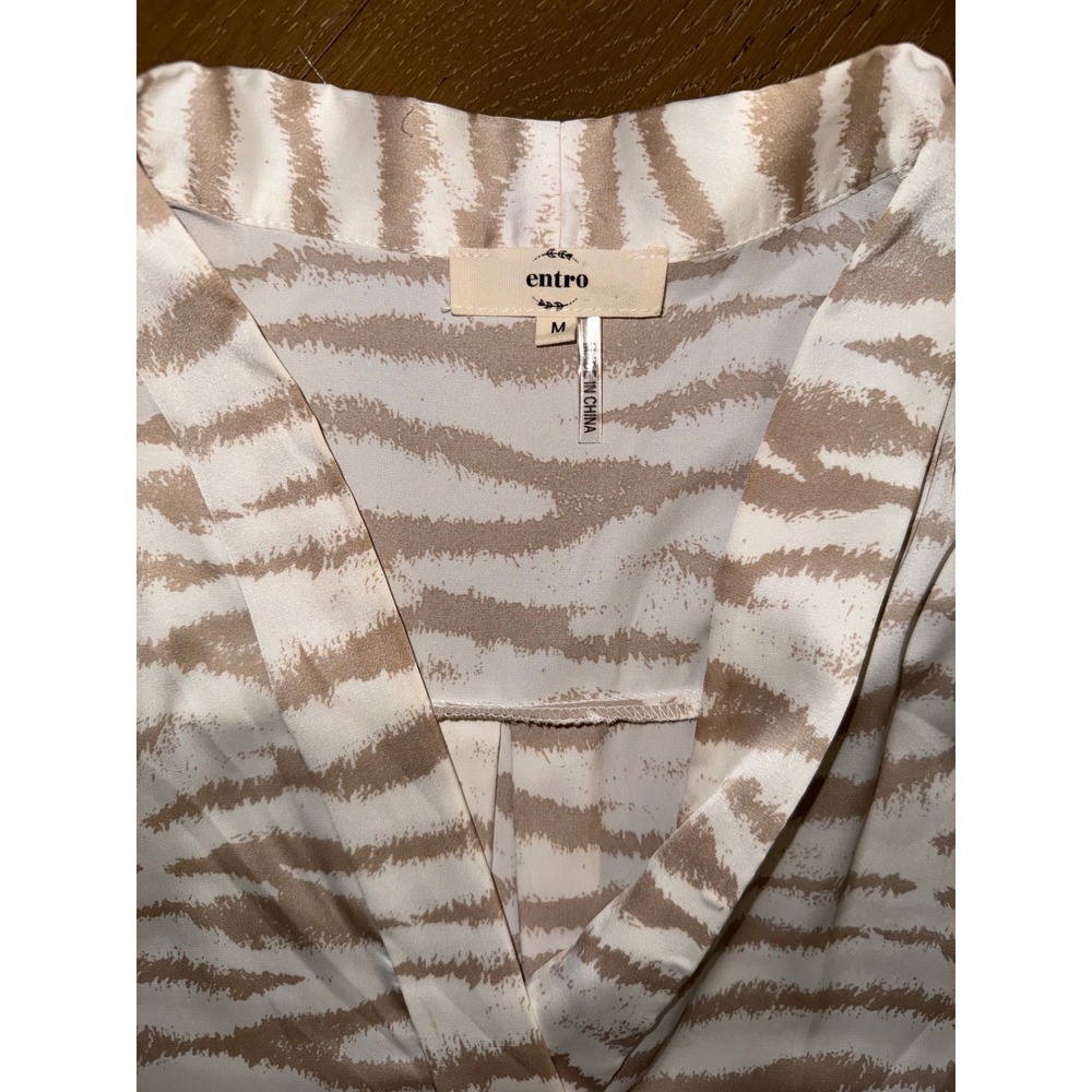 Entro Tan Cream Zebra Animal Print V-Neck Short Sleeve Blouse Top Medium - Picture 2 of 5